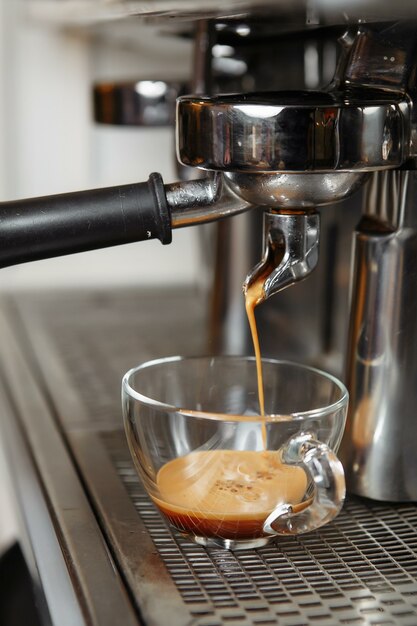 Machine à café professionnelle faisant un expresso dans un café.