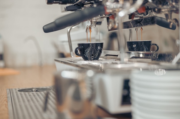 Machine à café professionnelle infusant l'espresso au café