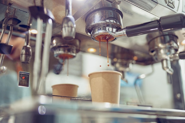 Machine à café professionnelle avec porte-filtre à la cafétéria