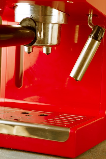 Machine à café de style rétro rouge se bouchent