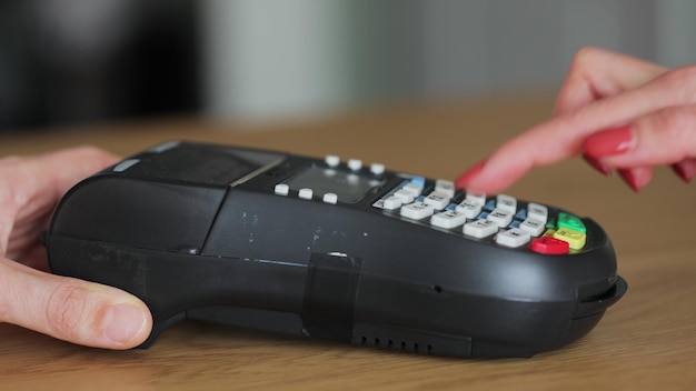 Machine à carte de crédit pour transaction d'argent Main de femme avec carte de crédit glisser dans le terminal pos et entrer le code PIN Services bancaires de monnaie électronique Succès financier et sécurité