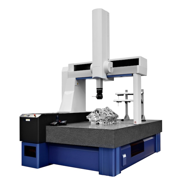 La machine CMM de mesure de coordonnées isolée sur fond blanc Réparer le bloc moteur des cylindres dimension d'inspection de l'opérateur aluminium par automobile dans une usine industrielle