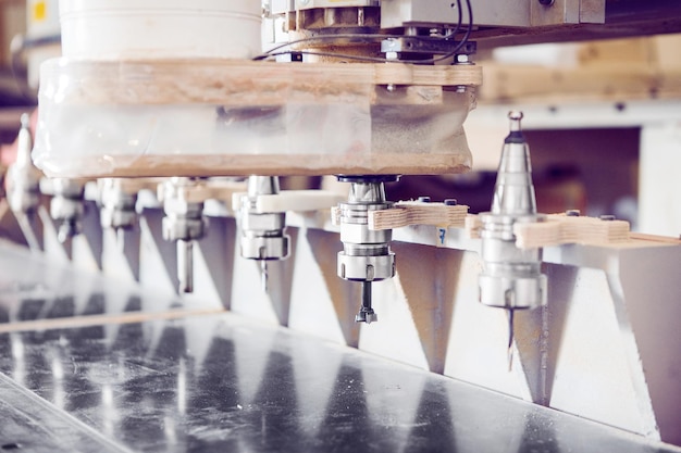 Machine à commande numérique pour couper le bois avec divers fraises de routeur CNC