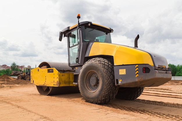 Machine de compacteur à rouleaux fonctionnant