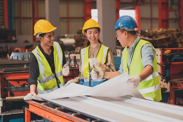 Machine de contrôle de travail d'ingénieur asiatique d'équipe dans l'usine