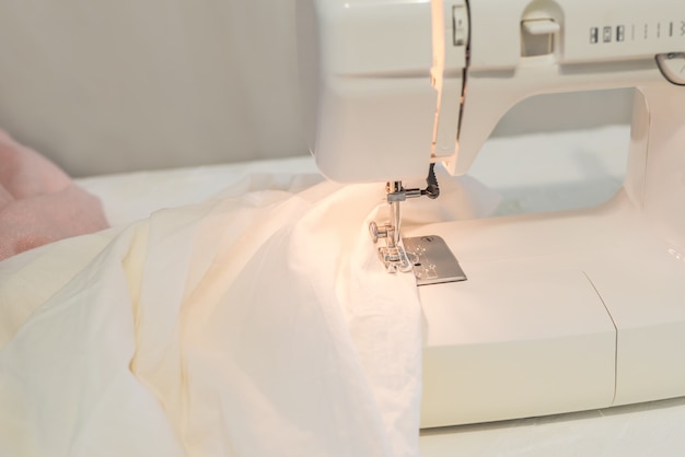 machine à coudre, couture de tissu blanc, tailleur