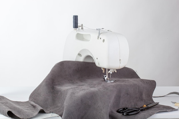 Machine à coudre couture de tissus aiguille dans un plan rond de près
