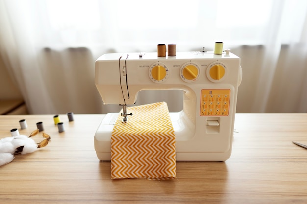 Une machine à coudre se dresse sur une table