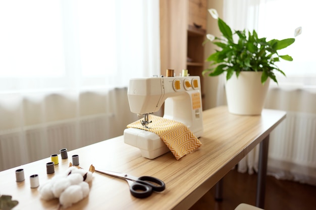 Photo une machine à coudre se dresse sur une table