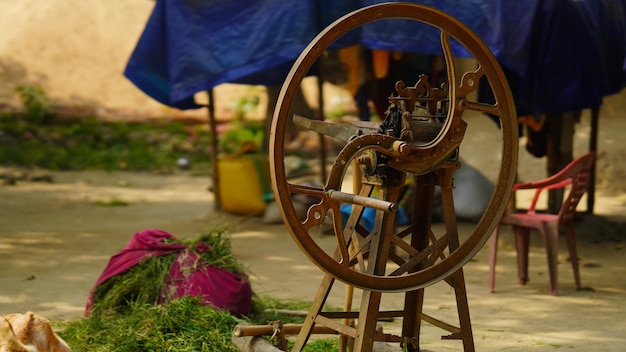 Machine à couper l'herbe dans le village