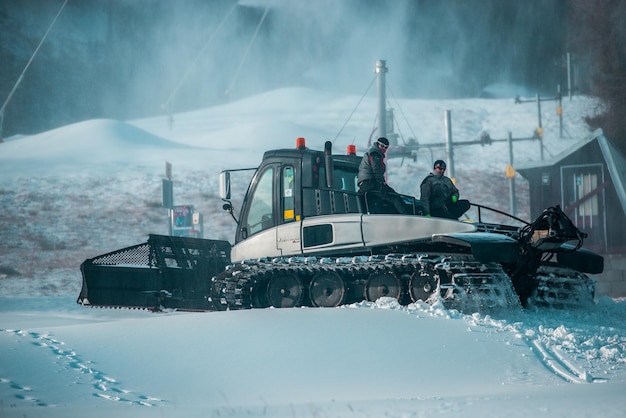 Machine à damer la neige sur la colline de neige prête pour la préparation des pistes de ski dans les Hautes Tatras, chasse-neige.