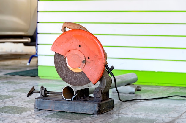Photo machine de découpe d'acier de taille moyenne utilisée pour couper l'acier dans diverses constructions