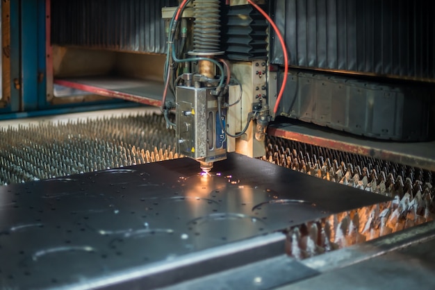 Machine de découpe laser Plaque d'acier de coupe en usine