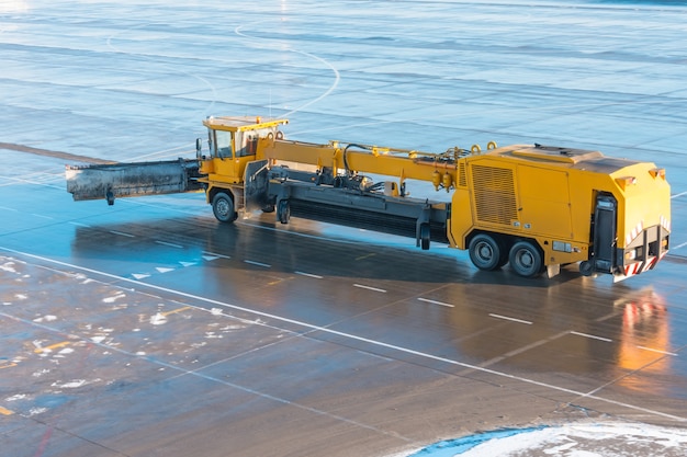 Machine de déneigement à l'aéroport.