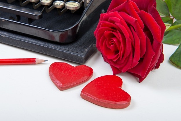 Machine à écrire avec coeurs et rose