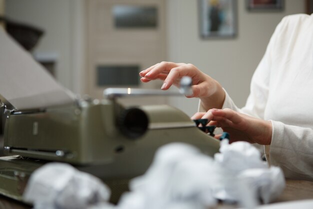 Machine à écrire avec du papier froissé