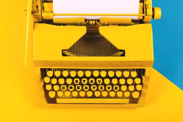 Machine à écrire jaune vif comme symbole d'écriture, de nouvelles idées, de créativité et de narration