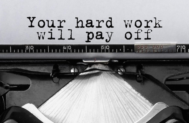 Une machine à écrire avec les mots que votre travail acharné portera ses fruits.