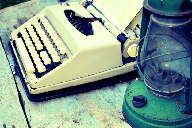 Machine à écrire rétro avec lampe vintage sur fond en bois