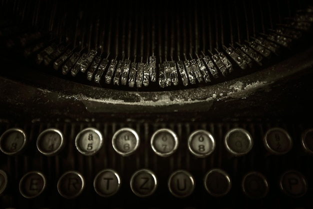 Photo une machine à écrire rouillée et sale