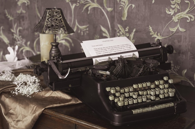 Machine à écrire de style ancien vintage sur la table rétro. Intérieur rétro avec les meubles anciens et le miroir vintage au mur.