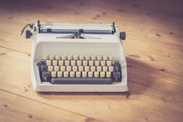 Machine à écrire vintage à l'ancienne sur un bureau en bois