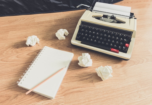 Machine à écrire vintage et un cahier vierge en papier