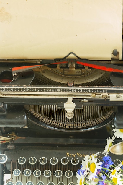 Machine à écrire vintage noire et papier antique avec espace de copie