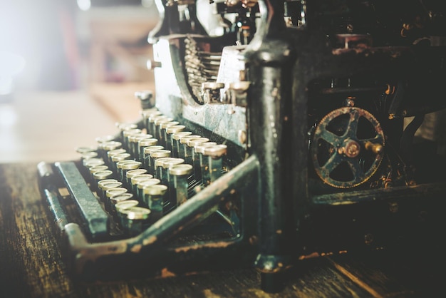 Photo une machine à écrire vintage rouillée