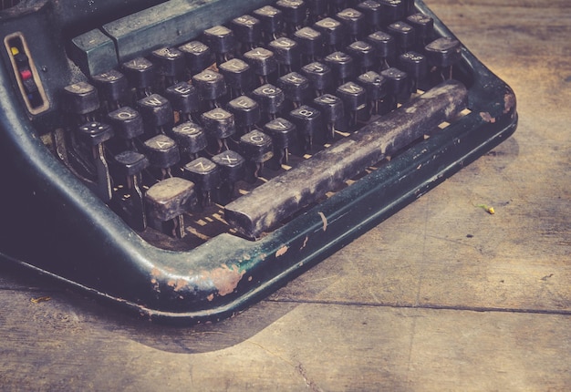 Une machine à écrire vintage sur la table.