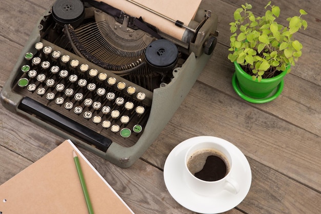 Machine à écrire vintage sur le vieux bureau en bois