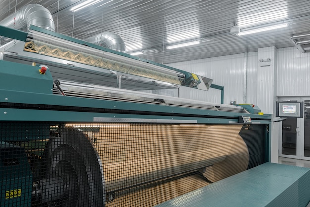 La machine évapore le fil textile. machines et équipements dans une usine textile