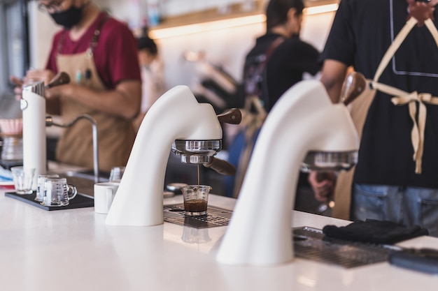 Machine à expresso Flair dans un café avec barista