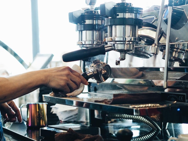 Machine à expresso à nettoyer à la main coupée