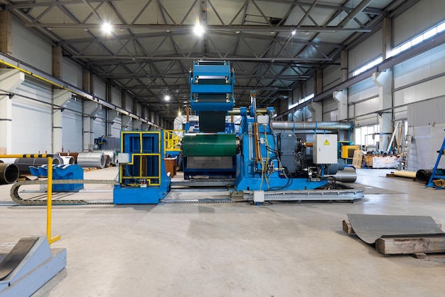 Machine de formage de profilés en tôle de fabrication de tuiles en acier pour la fabrication industrielle de toits