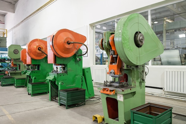 La Machine De Forme De Presse Gérée Par Le Travailleur. Ancienne Presse à Commande Manuelle