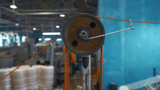 Machine industrielle avec bobines rotatives et système créatif de fil avec bobines de fils de tension sur
