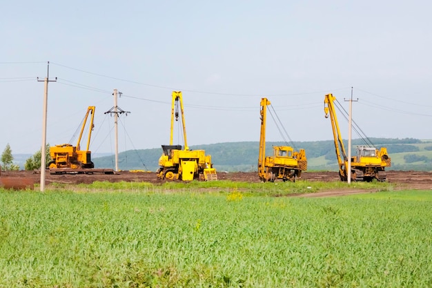 Machine jaune dans un champ vert