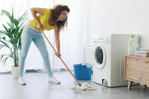 Machine à Laver Qui Fuit Et Femme Qui Nettoie