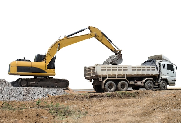 La machine lourde de la rétrocaveuse ramasse la roche sur le camion