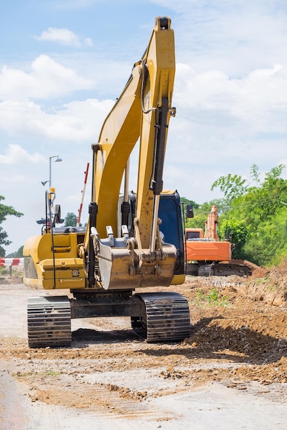 Machine lourde de rétrocaveuse se déplaçant sur le sol