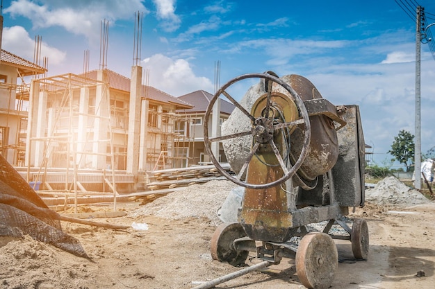 Machine de mélangeur de béton de ciment au nouveau chantier de construction de bâtiment de maison