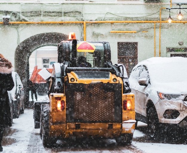 La machine à nettoyer la neige travaille dur dans les rues de la ville b