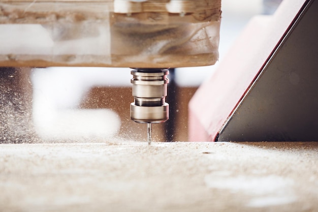 Machine-outil dans une usine de bois avec des machines cnc de forage Commande numérique par ordinateur