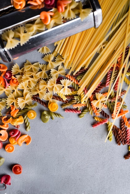 Machine à pâtes sur la table de la cuisine