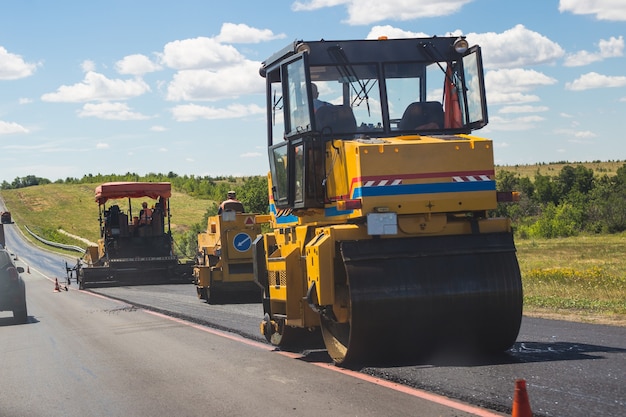 Machine à paver travaille sur la réparation des routes autoroutières