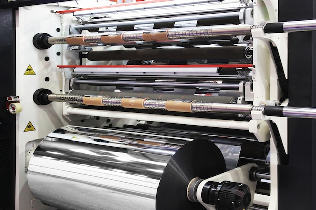 Machine pour couper des rouleaux de papier d'aluminium en bandes étroites