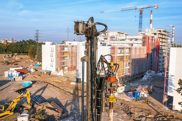 Machine pour percer des trous dans le sol puis couler du béton, des fondations et des pieux