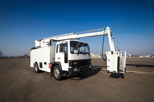 Machine pour le traitement des avions par antigel à l'aéroport