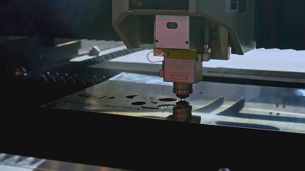 Une machine robotique sculpte des motifs sur des supports métalliques.